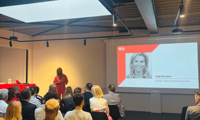 Inge Brocken spreekt een zaal ondernemers toe