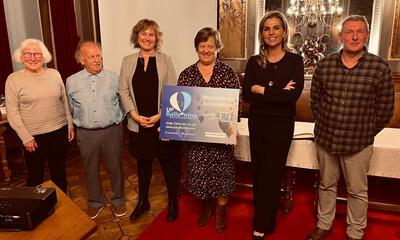 Inge Brocken met één van de winnaars van de prijsuitreiking