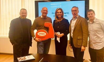 Inge Brocken op bezoek bij Jo Van Moer (Van Moer Logistics) met een delegatie van UNIZO