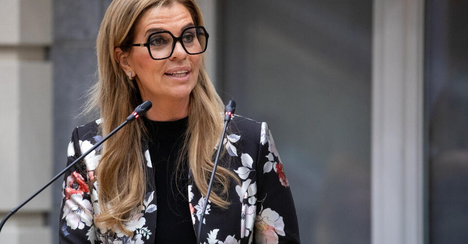 Inge Brocken vooraan het Vlaams parlement