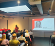 Inge Brocken spreekt een zaal ondernemers toe