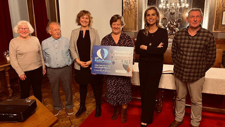 Inge Brocken met één van de winnaars van de prijsuitreiking